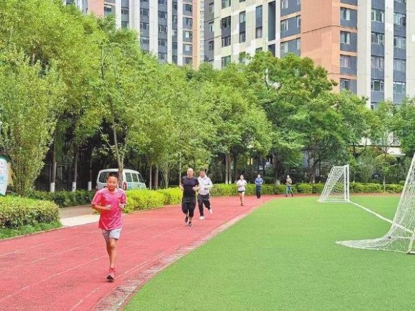 普汇网 扩容“家门口”的健身圈 昆明市82所中小学体育场地向社会开放