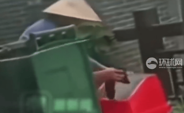 京海配资 石家庄一景区多人拿表格围观考核环卫工？涉事公司：已批评教育相关责任人