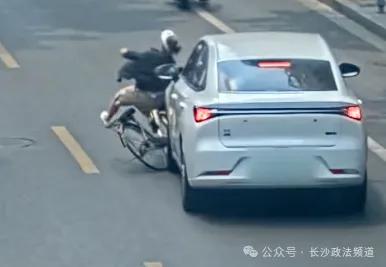 卓信速配 上海一女子骑车横穿马路遭车撞, 被判负全责