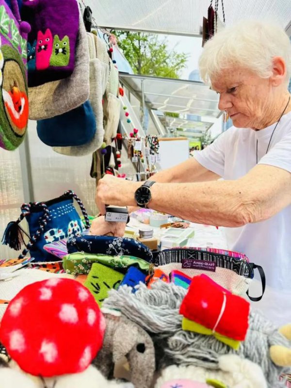 易盛通 因为汶川地震，英国奶奶留在中国17年